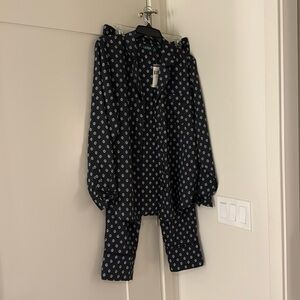 Lauren by Ralph Lauren 2-piece outfit TOP is XL,
Bottom is size 10.